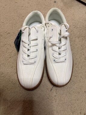 Tretorn White Canvas Womens Sneakers with Gum Sole
